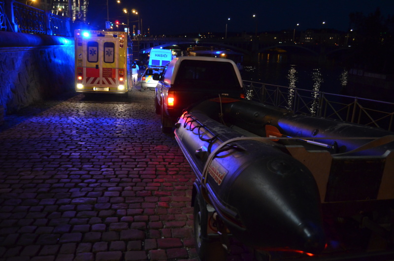 Muž skočil z mostu do Vltavy. Pátrání bylo bezvýsledné