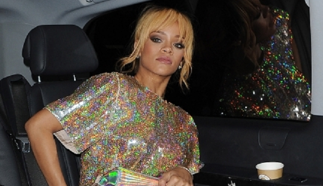 Podívejte se, co odhalila svůdná Rihanna na party v Londýně