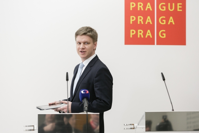 Arogantní primátor Hudeček štěpí TOP 09. Děsí prý už i knížete, který ho protlačil
