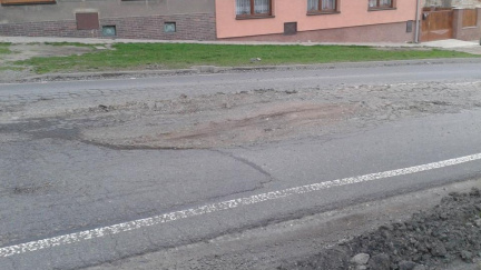 Opravy výtluků letos vyšly opět na zimu, stěžují si stavaři