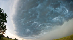 Čechy se ocitly pod palbou blesků. Bouře lámala stromy