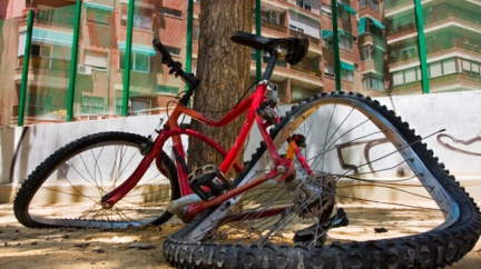 Mladá cyklistka na Brněnsku zavadila o značku. Její zranění bylo smrtelné