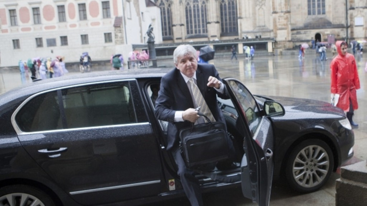 Rusnok zběsile shání ministry. Jednal i se spisovatelem Kohoutem