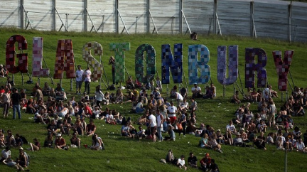 Největší festival na světě otevřel své brány. Do Glastonbury se valí fanoušci