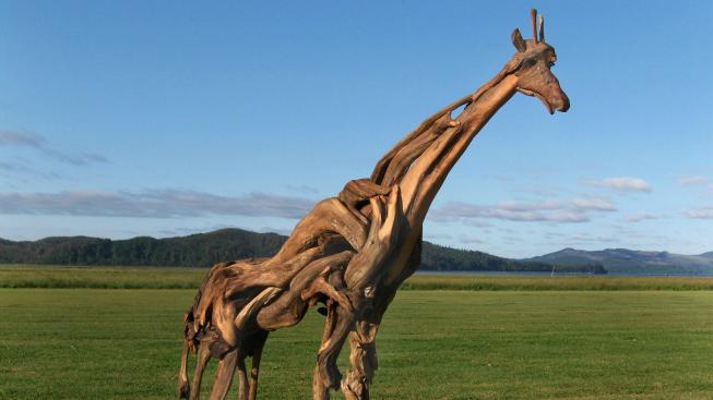 Socha žirafy ze dřeva