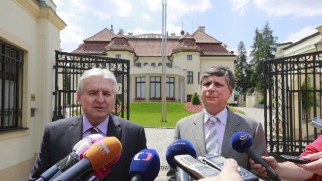 Česko má oficiálně novou vládu, která má dle Zemana ihned začít pracovat