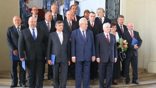 Nezvolená vláda v demisi odmítla návrh ČSSD na změnu služebního zákona