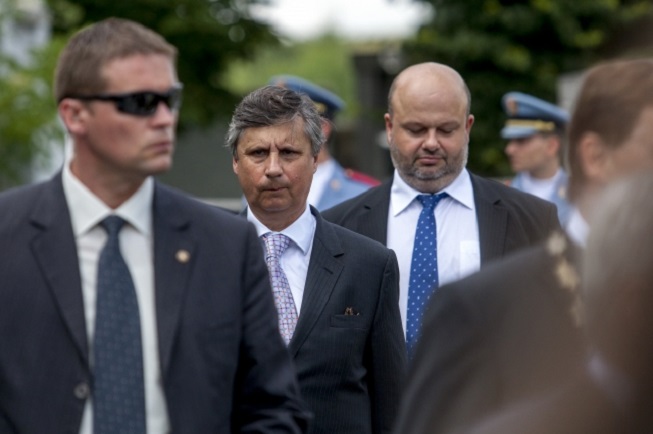 Proti Fischerovi se podepisuje petice. Měl by prý odejít z vlády