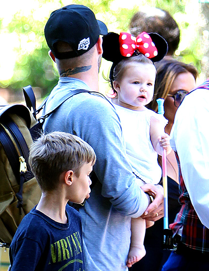 Harper při návštěvě Disneylandu