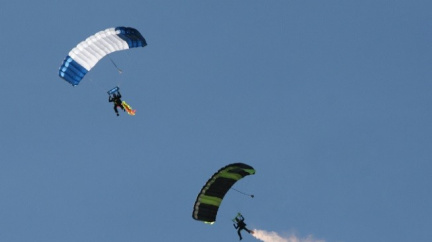 Parašutista na letišti v Jihlavě - Henčově nezvládl seskok. Na následky zranění zemřel