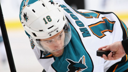 Nejlepší lék na smutek. Moore se po smrti manželky vrací do NHL