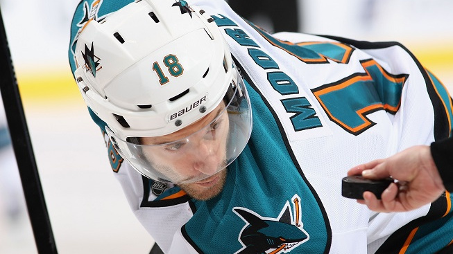 Nejlepší lék na smutek. Moore se po smrti manželky vrací do NHL
