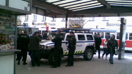 Praha věnuje hummery a vznášedlo policistům a záchranářům