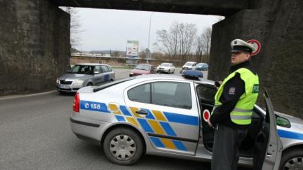 Policie uzavřela hlavní tah mezi Lovosicemi a Teplicemi. Na vozovce je rozlitý olej