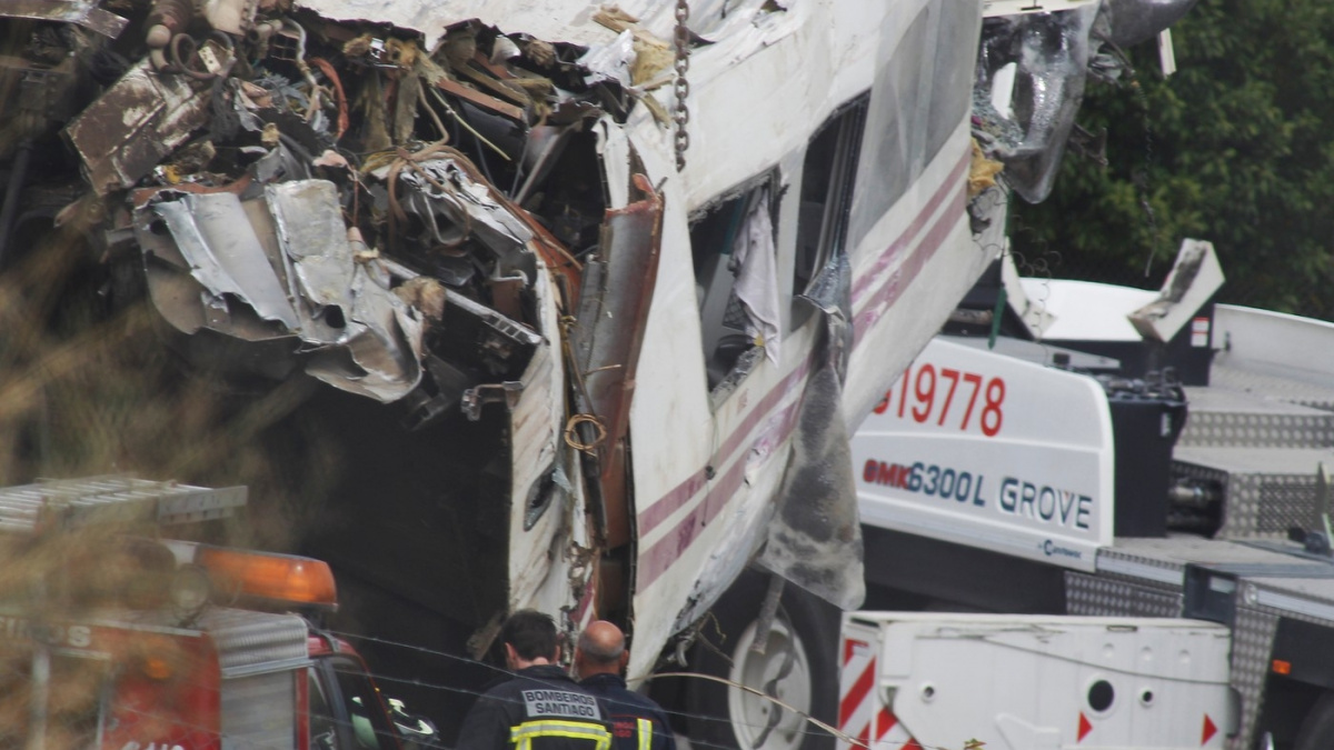 Při srážce švýcarských vlaků přišel o život strojvedoucí. Zranilo se 25 lidí