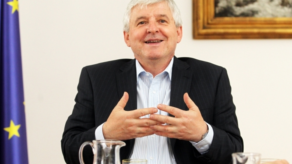 Premiér Jiří Rusnok podá demisi v úterý v poledne