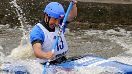 V sobotu vybojoval dvě zlata, v neděli už Jiří Prskavec odklízel bahno v Troji