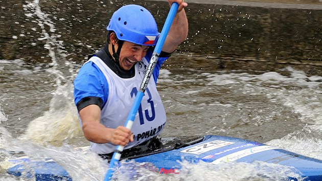 V sobotu vybojoval dvě zlata, v neděli už Jiří Prskavec odklízel bahno v Troji