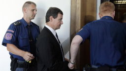 Rath se cítí unavený, prosí aby mohl prerušit výpověď