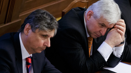 Vláda nebude jmenovat diplomaty, o gripenech možná rozhodne