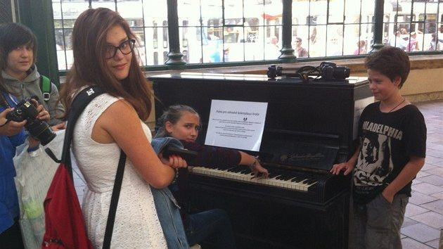 V pražských ulicích si můžete zahrát na piáno