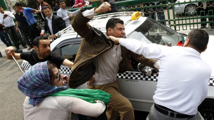 Zhrzení islamisté vtrhli v Káhiře do vládní budovy a zapálili vchod