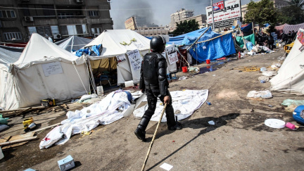 Z tábora Mursího příznivců zbyly trosky, lidé odcházeli v slzách