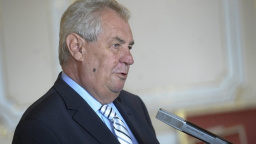 Zeman udělil státní vyznamenání Bohdalové, Suchému a dalším. Slavnost vynechal Sobotka