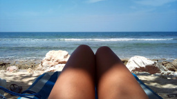 K nerozeznání! Ženské nohy nebo jen párky?