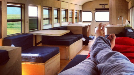 Student architektury změnil starý autobus na stylový dům