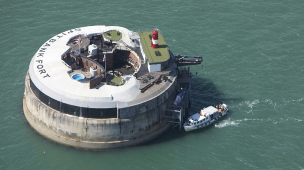 Opuštěná pevnost uprostřed moře se změnila na luxusní hotel