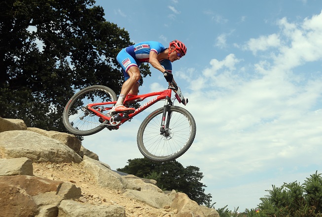 Smola pro české barvy: Bikeři nedokončili štafetu, Kulhavému spadl řetěz