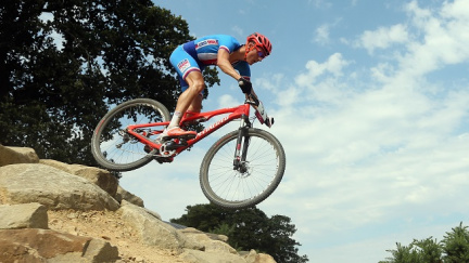 Smola pro české barvy: Bikeři nedokončili štafetu, Kulhavému spadl řetěz