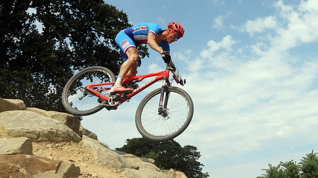 Smola pro české barvy: Bikeři nedokončili štafetu, Kulhavému spadl řetěz