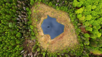 Jezera ve všech ročních obdobích z ptačí perspektivy