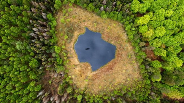 Jezera ve všech ročních obdobích z ptačí perspektivy