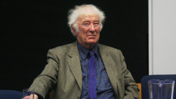 Básník Seamus Heaney pár minut před smrtí napsal své ženě v SMS: "Noli timere"