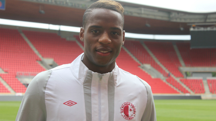 Slavia testuje urostlého nigerijského obránce a bývalého záložníka Arsenalu