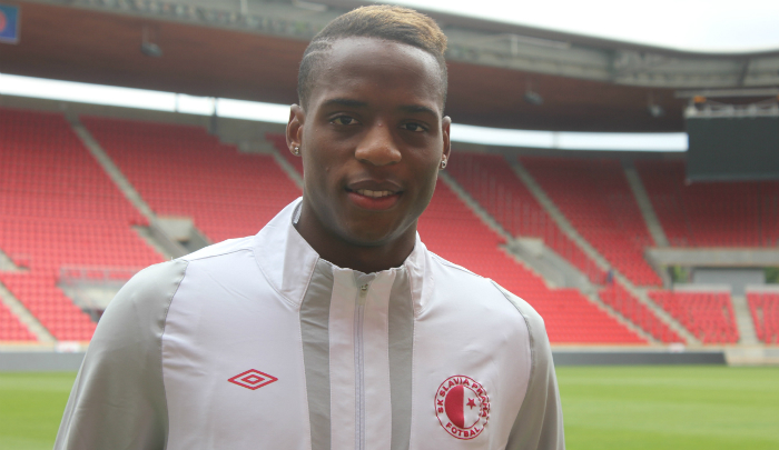 Slavia testuje urostlého nigerijského obránce a bývalého záložníka Arsenalu