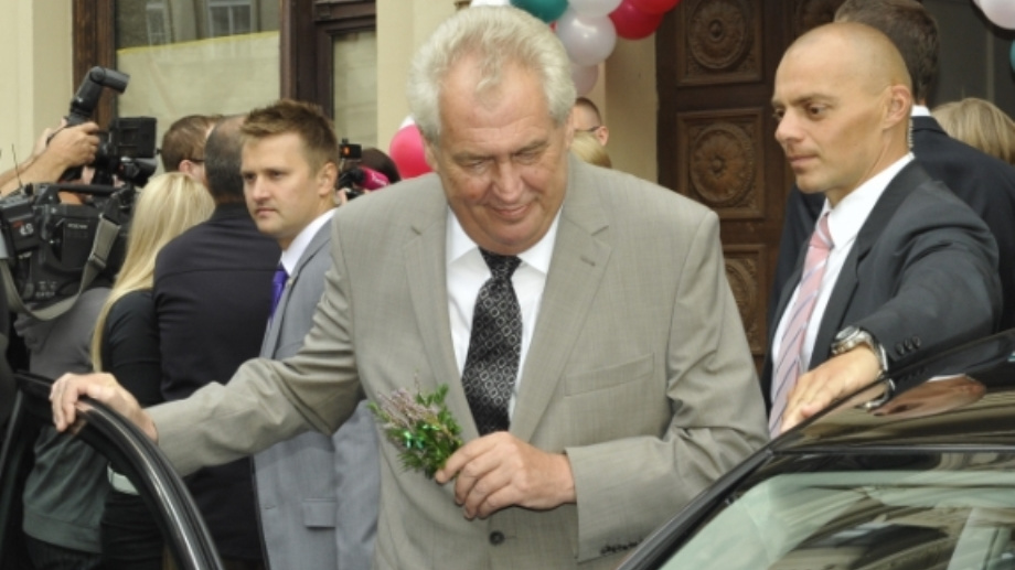 Podívejte se, jak prezident Miloš Zeman perlil v Bruselu. A jak natřel Bakalu