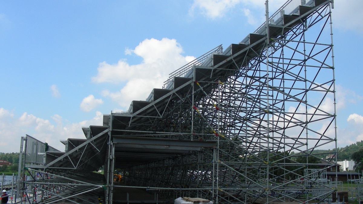 Tribuna pro 1800 návštěvníků mistrovství již stojí v Troji