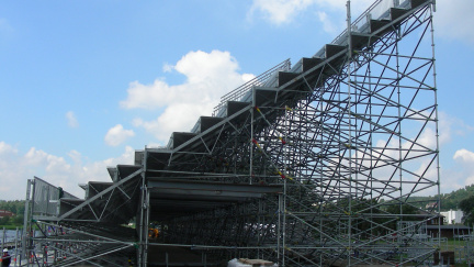 Tribuna pro 1800 návštěvníků mistrovství již stojí v Troji
