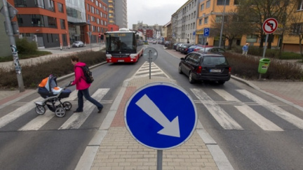 Tříletého chlapce na Karvinsku srazilo na přechodu auto. Je ve vážném stavu