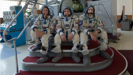 Sojuz s tříčlennou posádkou se úspěšně spojil s ISS