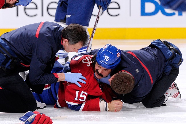 Ostrý start sezony v NHL: Krvavá bitva, hráč v bezvědomí!