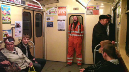 Nahá pasažérka v metru v Charkově upozornila na násilí na ženách