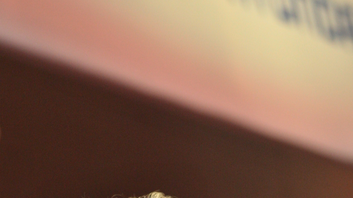 Odmítla obsloužit Zemana a nabízela slevu pravičákům. Teď v slzách odešla od výslechu