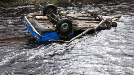 Osobní vůz ve Vsetíně spadl do potoka, muž zemřel, 4 ženy raněné