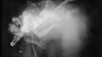 Tanec spících: Fascinující fotografie zachycují pohyb milenců v průběhu celé noci
