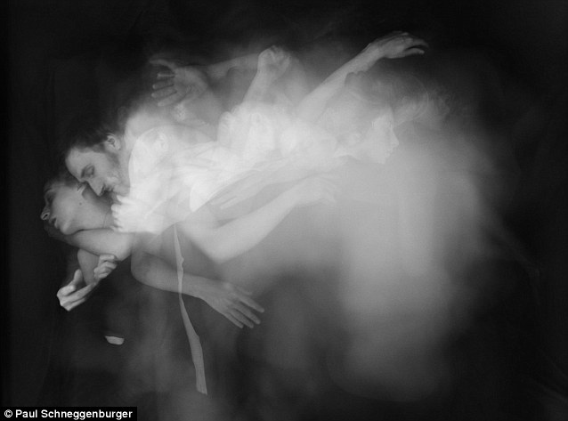 Tanec spících: Fascinující fotografie zachycují pohyb milenců v průběhu celé noci